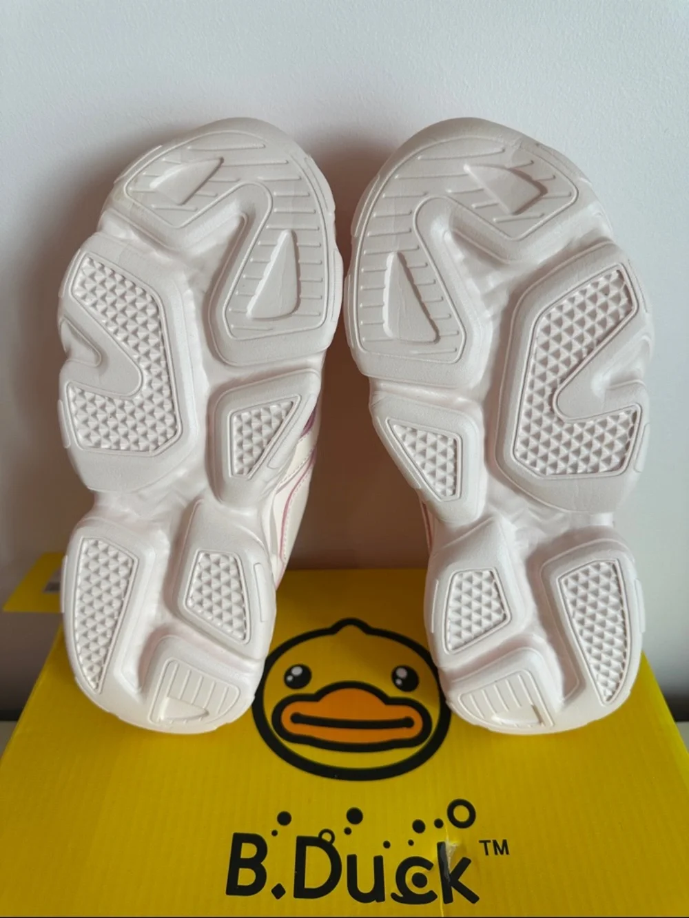 B Duck Kids Pink Athletic Sneakers Size 2.5 (EU 34)